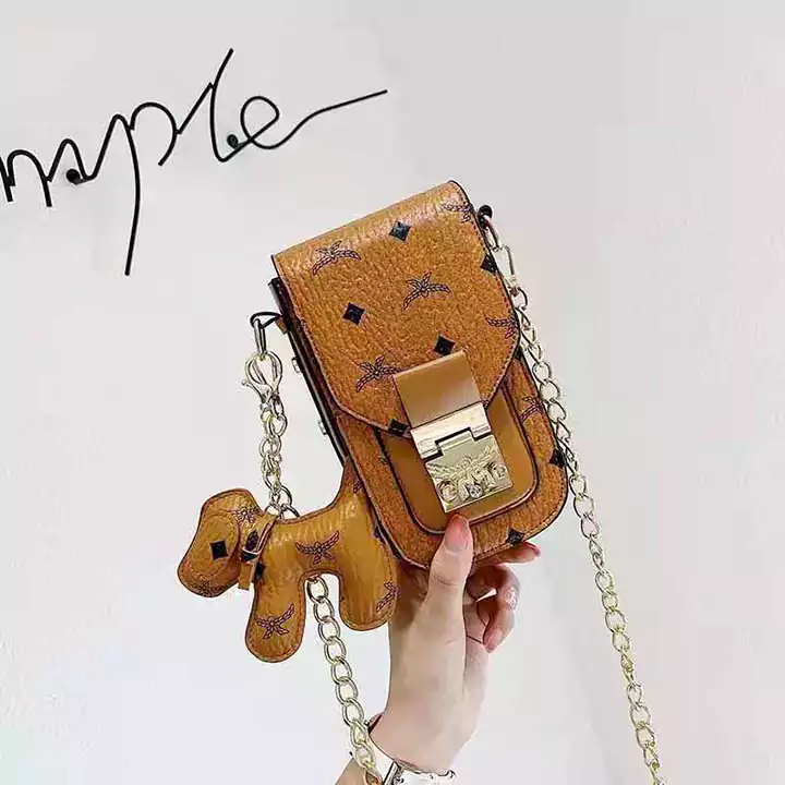 mcm アイフォン xxs金具ロゴ付きカバー