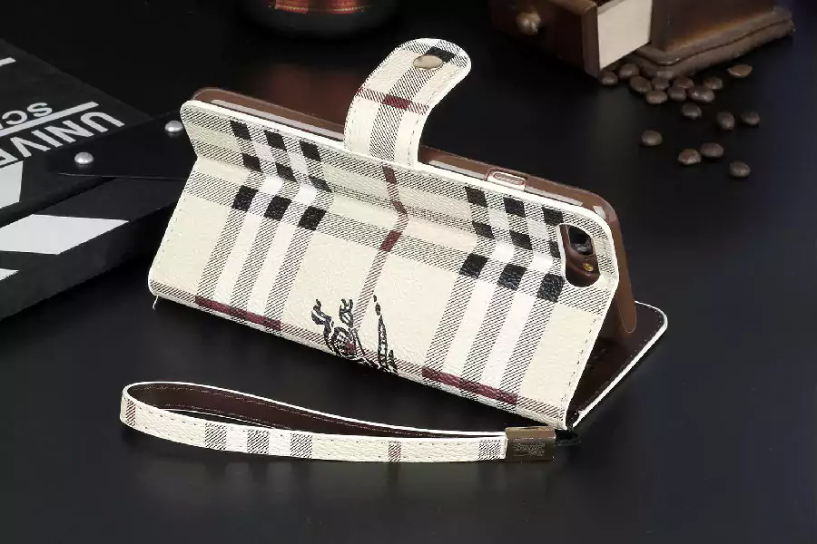 Burberry アイホーン8プラスカバー 手帳型