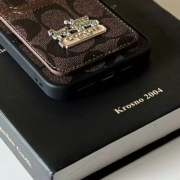 コーチ iphone16 plusケース メタルロゴ